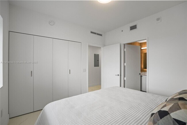 Building Photo - 700 NE 24th St