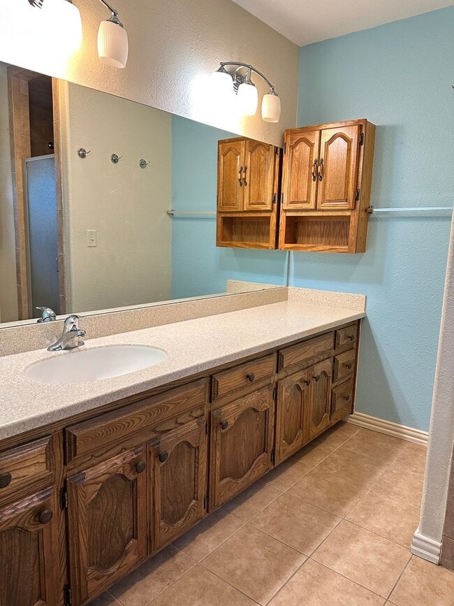 Building Photo - Spacious Family Home!