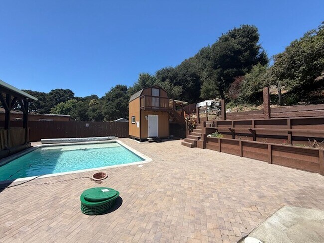 Building Photo - Spacious 3-bedroom home in Quiet El Sobran...