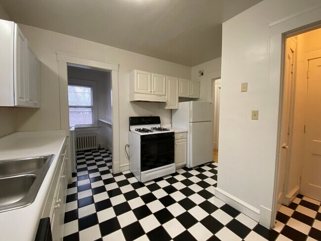 Building Photo - 2533 N Lake Dr