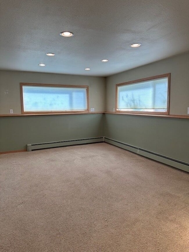 Building Photo - The Perfect Family Home! Large Yard, Deck ...