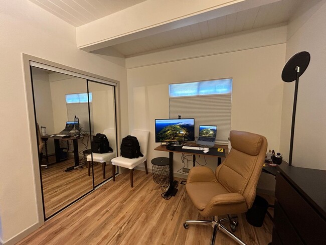 Building Photo - Fully Furnished, Beautifully Remodeled Cha...