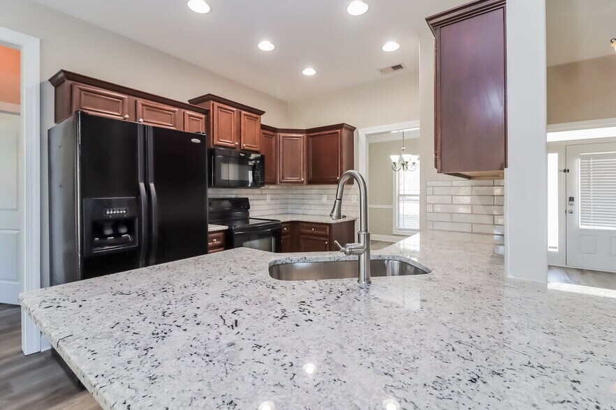 Building Photo - 480 Saddlechase Dr