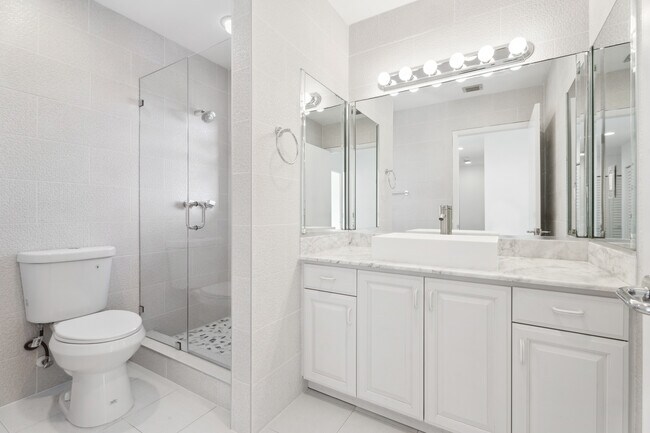 Building Photo - 1402 Brickell Bay Dr