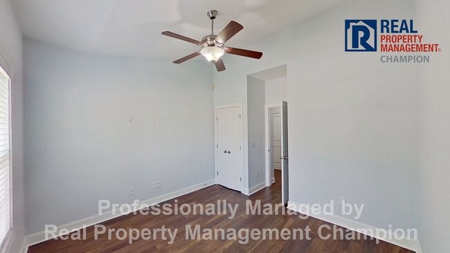 Building Photo - End Unit Townhome on One Level