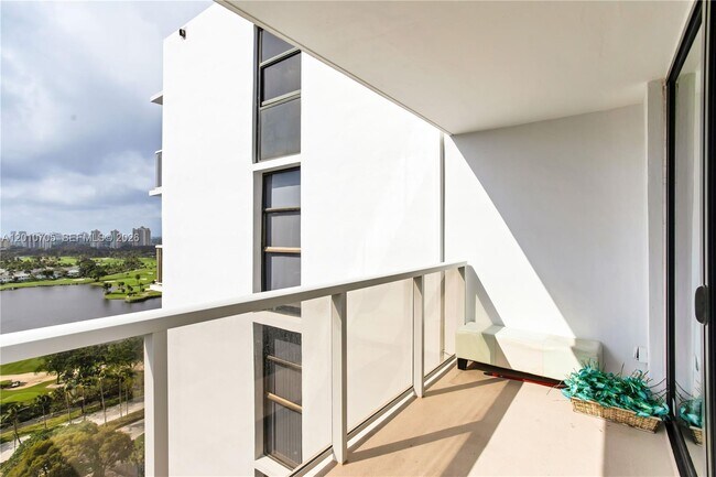 Building Photo - 3701 N Country Club Dr