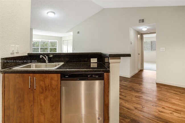 Building Photo - 643 Vista Isles Dr
