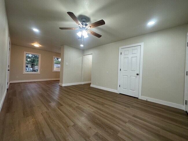 Building Photo - 1908 E Mimosa Ave