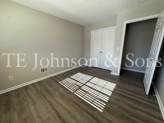 Building Photo - Spacious 4 Bedroom Home with Modern Comfor...