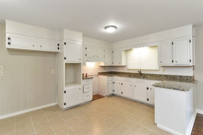 Building Photo - Available Now! Spacious 3BR/2BA with Luxurious Touches!