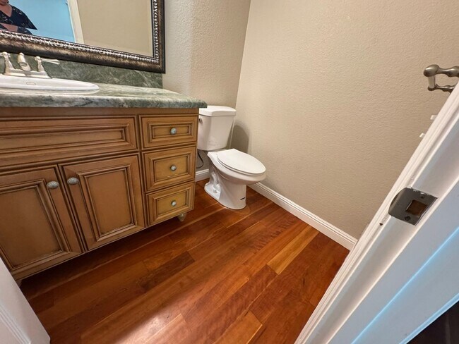 Building Photo - Fully remodeled home, Pet friendly with A/...