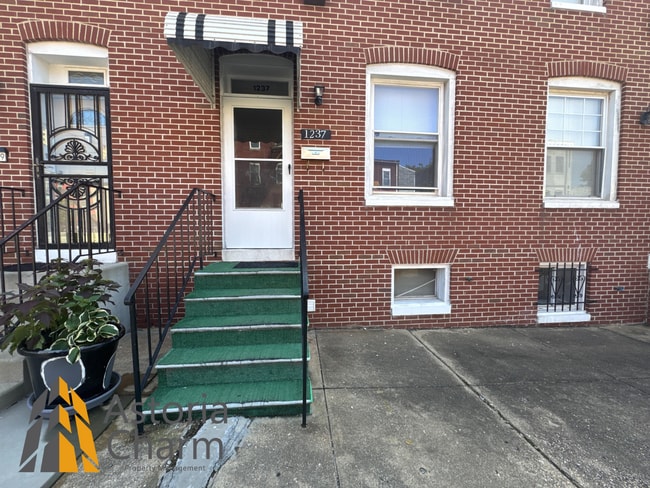 Building Photo - Updated 2 Bedroom Home with Modern Kitchen