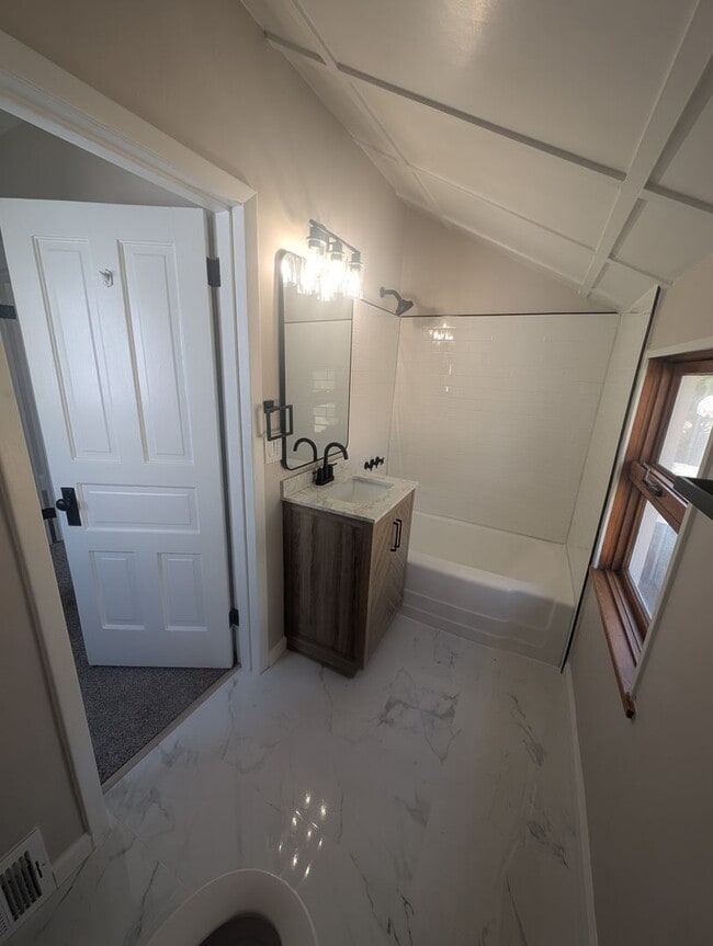 Building Photo - Newly Renovated 2 Bed, 1 Bath Home in Crafton -- AVAILABLE NOW!