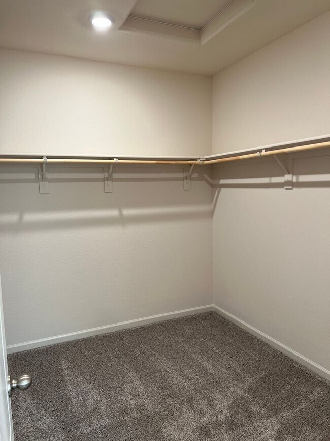 Building Photo - Gorgeous Newer Meadowlands Residence 3 Model, 4 Bedroom Unit