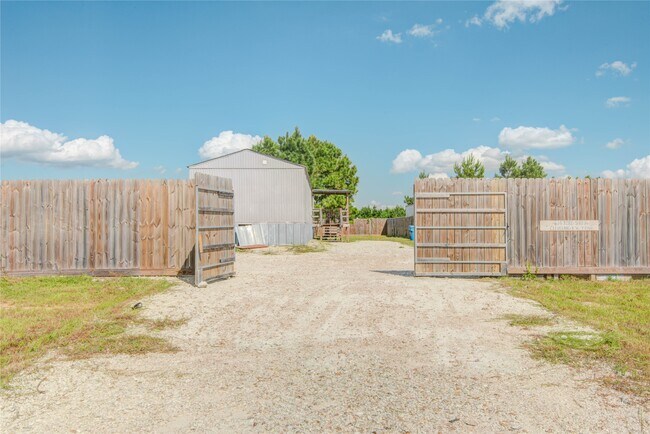 Building Photo - 614 Rd 5707