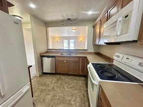 Building Photo - 3 bed/ 3.5 Bath Townhome in Cheney