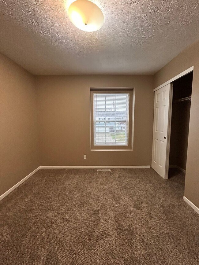 Building Photo - Spacious Split Level Living in Millard with a Backyard You’ll Love