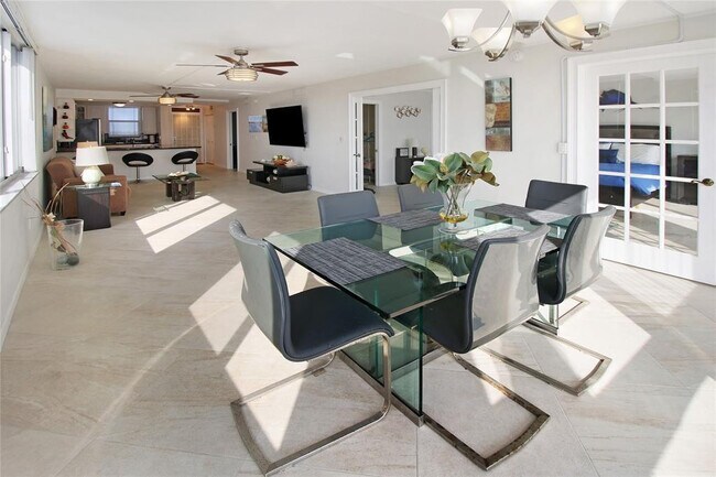 Building Photo - 3100 NE 49th St