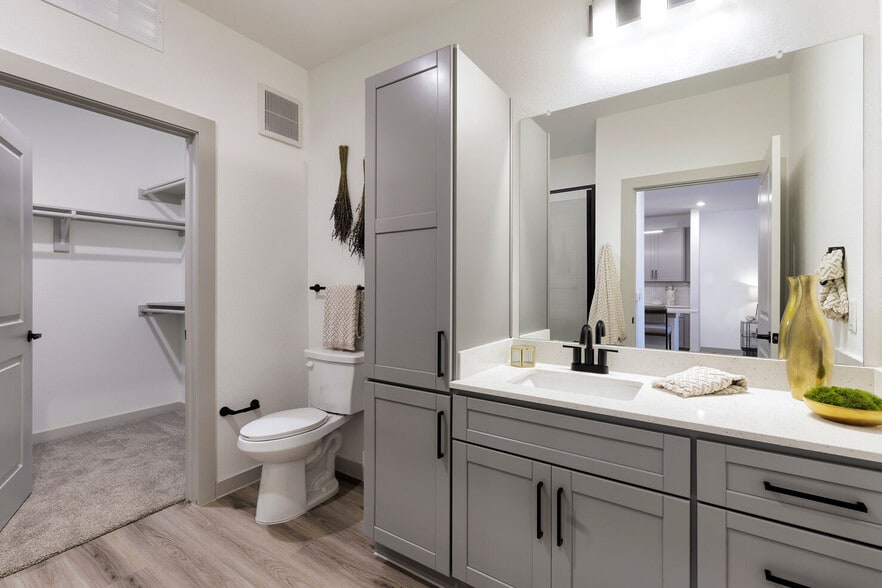 Building Photo - The Luxe at Lewisville