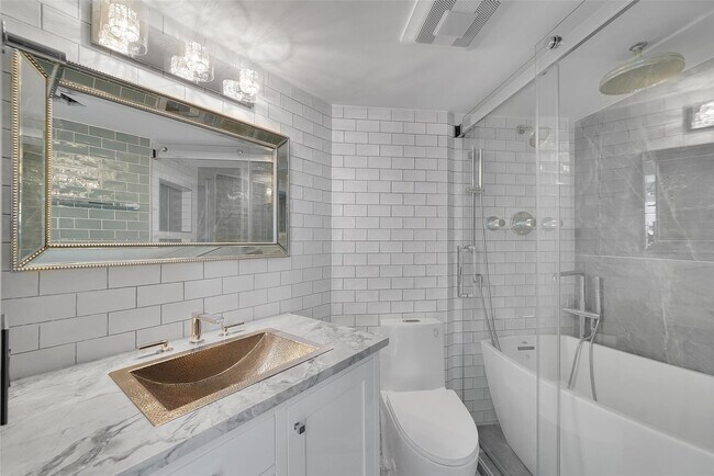 Building Photo - 2021 SE 10th Ave