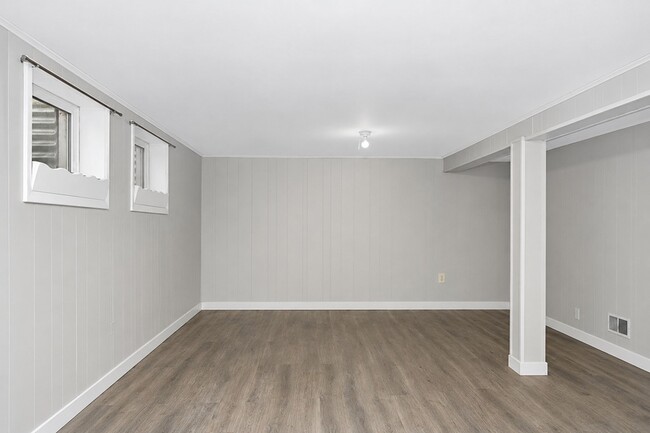 Building Photo - 4843 Elm St