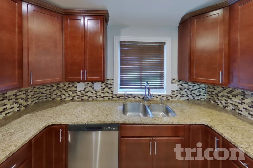 Building Photo - 1421 Redwood Dr