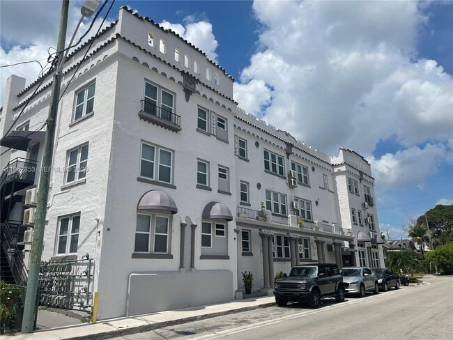 Building Photo - 501 SW 6th Ct