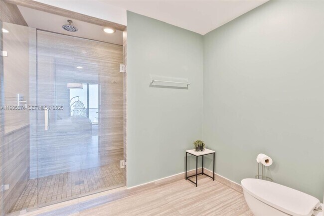 Building Photo - 1010 Brickell Ave