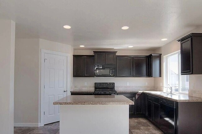 Building Photo - Comfortable Living in a Beautiful, Well-Kept Home