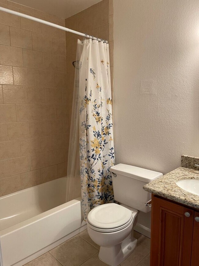 Building Photo - 3 bedroom 2.5 bath townhome Available now!