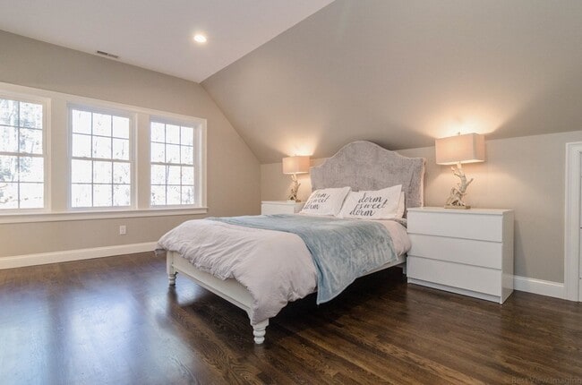 Building Photo - 718 Main St