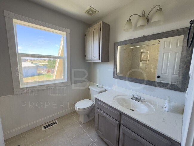 Building Photo - Spacious Country Living!