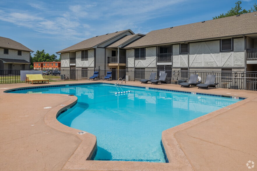 Swimming pool - Rock Canyon Apartments