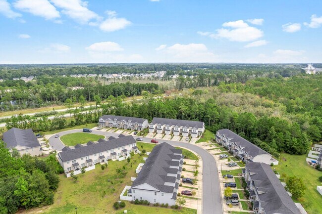 Building Photo - Furnished rental/Short Term Available