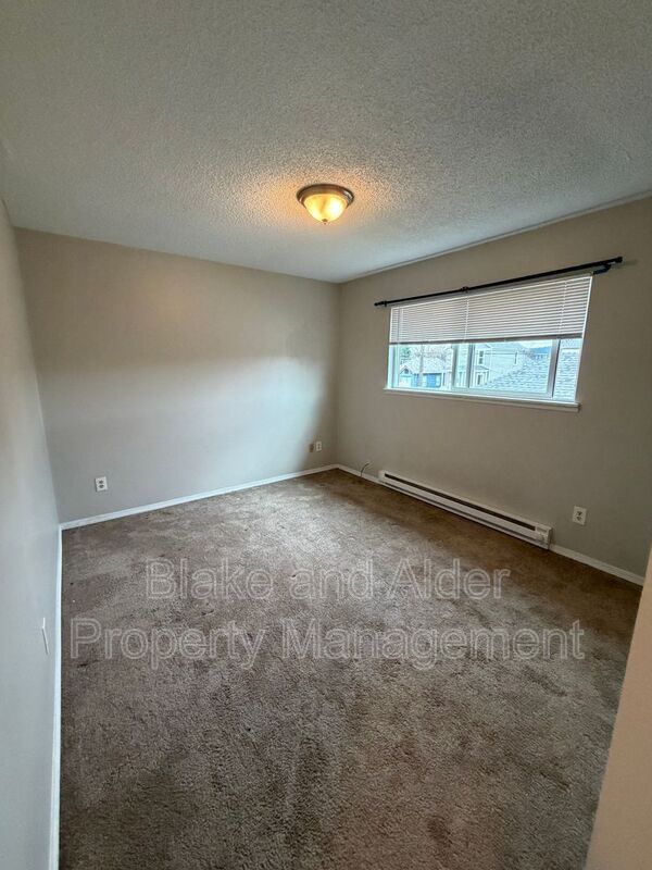 Building Photo - 1215 SE Haig St