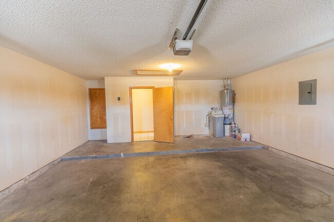 Building Photo - 3 Bedroom 2 Bath Home