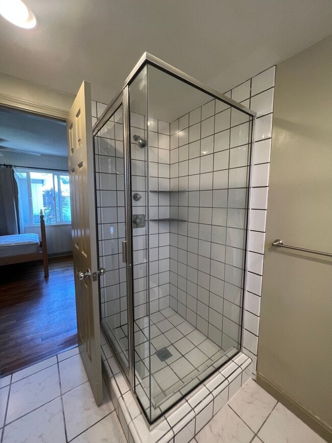 Building Photo - 1 bed, 1 bath Guest unit in Woodland Hills