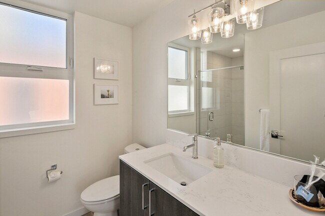 Building Photo - 516 Broadway E