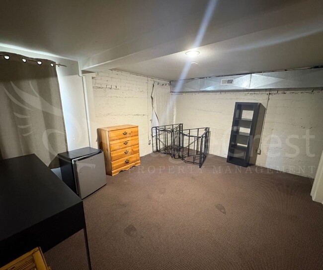 Building Photo - Large 8-Bedroom Home Across from Whitman College – Lawn Care Included