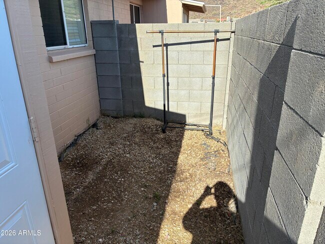 Building Photo - 1349 E Sahuaro Dr