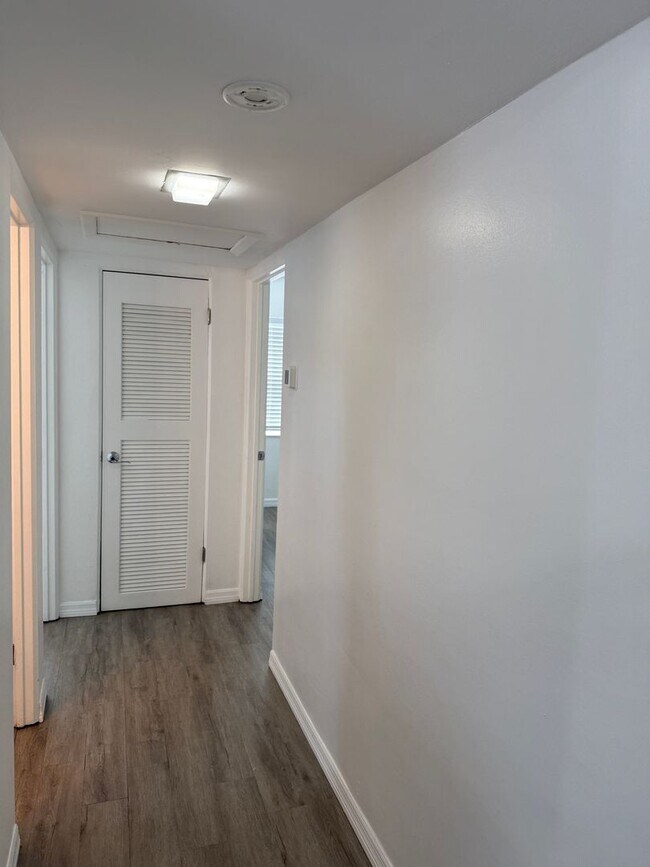 Building Photo - 2 Bedroom 1 Bath Home with Den/Office