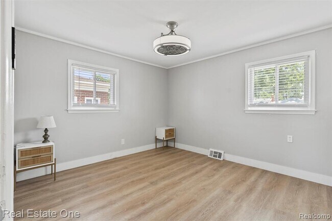 Building Photo - 6118 Amboy St