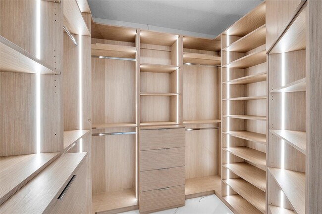 Building Photo - 410 Sabal Way