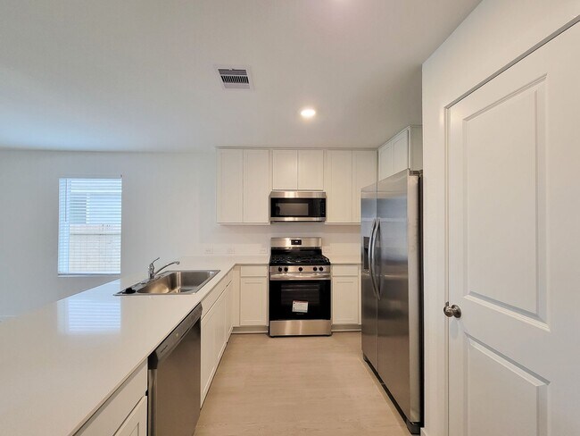 Building Photo - This lovely single-level home showcases a spacious open floorplan shared between the kitchen, din...