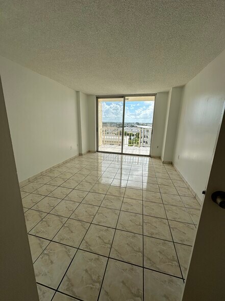 Building Photo - 4675 W 18th Ct