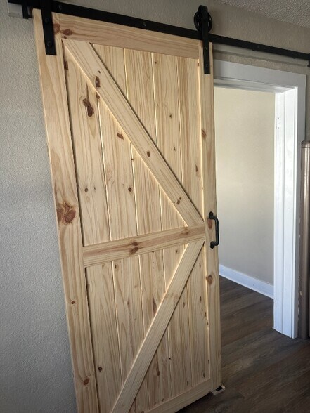 Building Photo - 404 State St