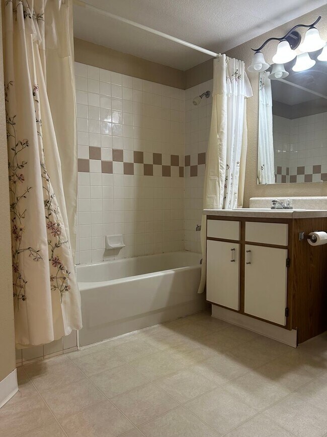 Building Photo - $1700/Mos 1 Bed 1 Bath Lower Level Condo i...