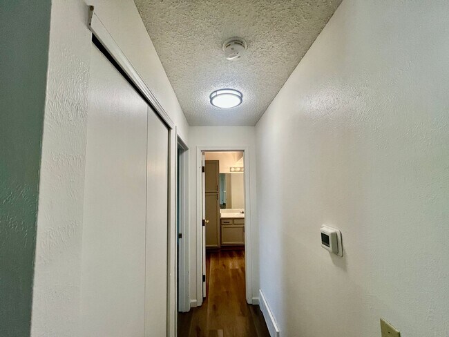 Building Photo - 1 bed 1 bath condo w/ in unit laundry ***$...