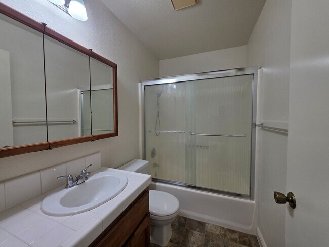 Building Photo - 3 bedroom condo w/2 car garage!