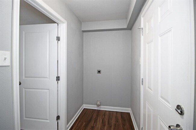 Building Photo - 7 Talisman Ct